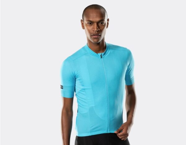 An elegant bike jersey with classic style, built with high-performance material.